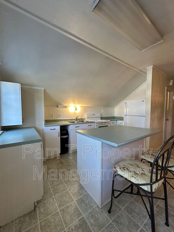 1 Bedroom apartment in a gated neighborhood with utilities included! property image