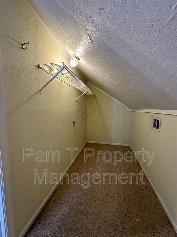 1 Bedroom apartment in a gated neighborhood with utilities included! property image