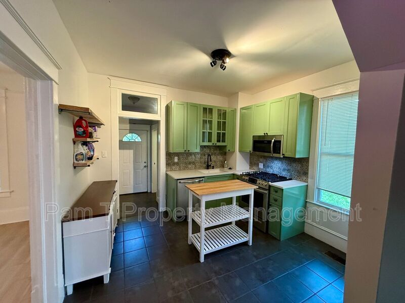 3 bedroom downtown house property image