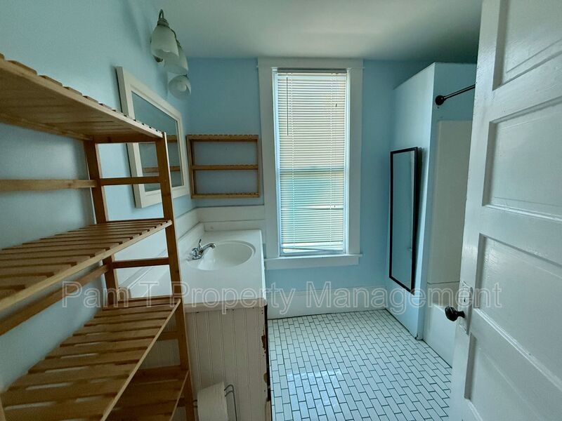 3 bedroom downtown house property image