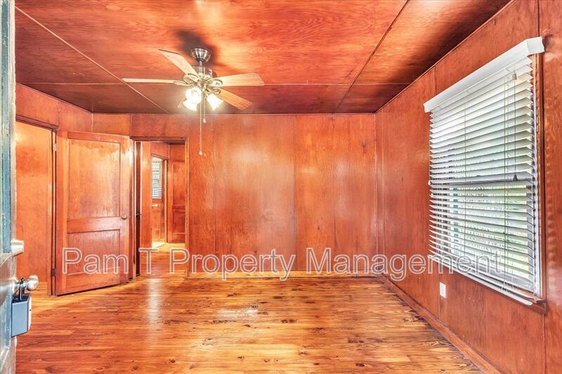 1 bedroom off of Ferguson property image