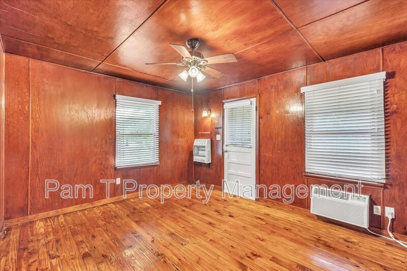 1 bedroom off of Ferguson property image