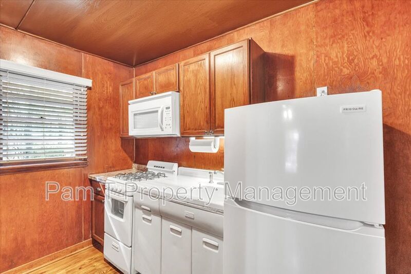 1 bedroom off of Ferguson property image