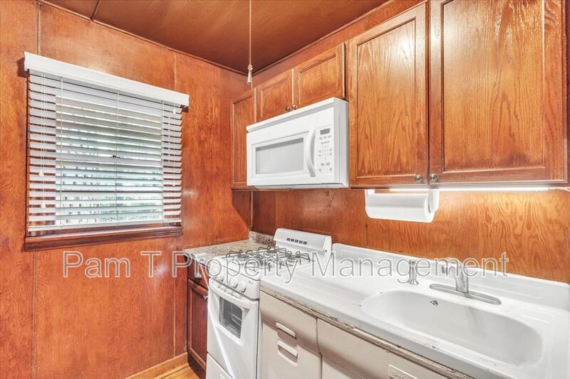 1 bedroom off of Ferguson property image