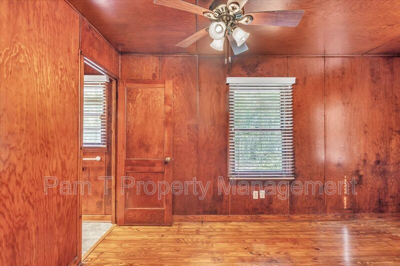 1 bedroom off of Ferguson property image