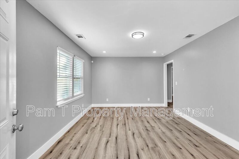 3 bedroom home with mother-in-law apartment in back property image