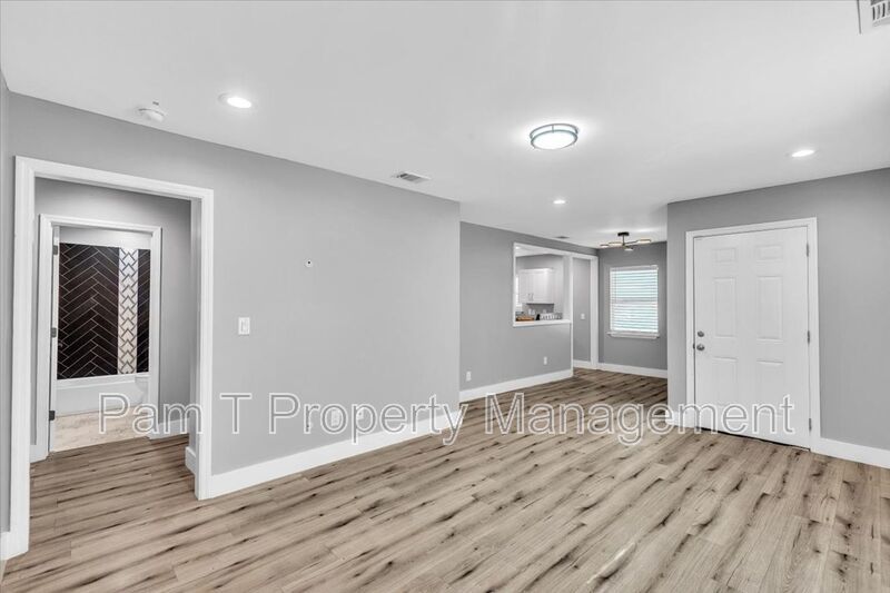 3 bedroom home with mother-in-law apartment in back property image