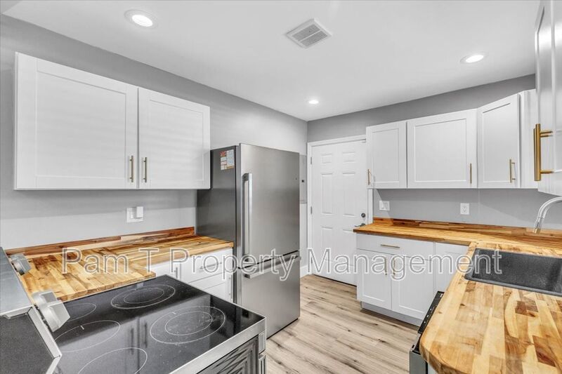 3 bedroom home with mother-in-law apartment in back property image