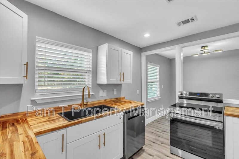 3 bedroom home with mother-in-law apartment in back property image