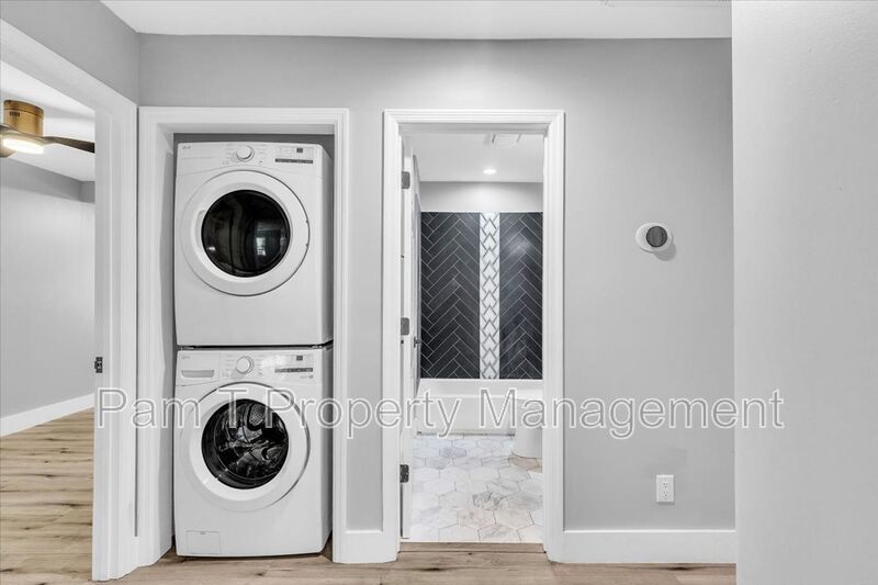 3 bedroom home with mother-in-law apartment in back property image