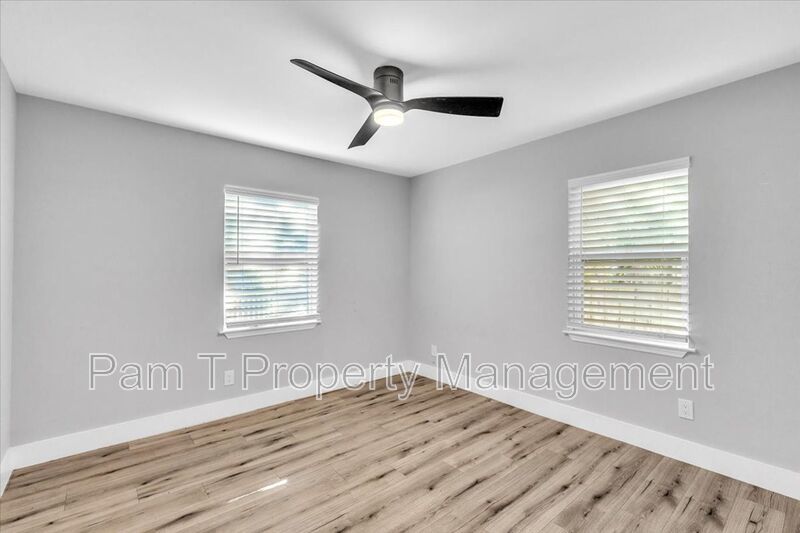 3 bedroom home with mother-in-law apartment in back property image