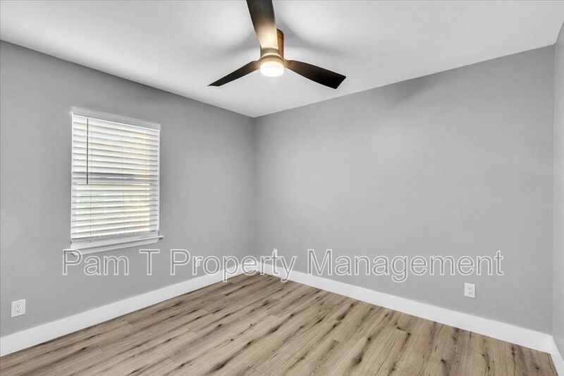 3 bedroom home with mother-in-law apartment in back property image