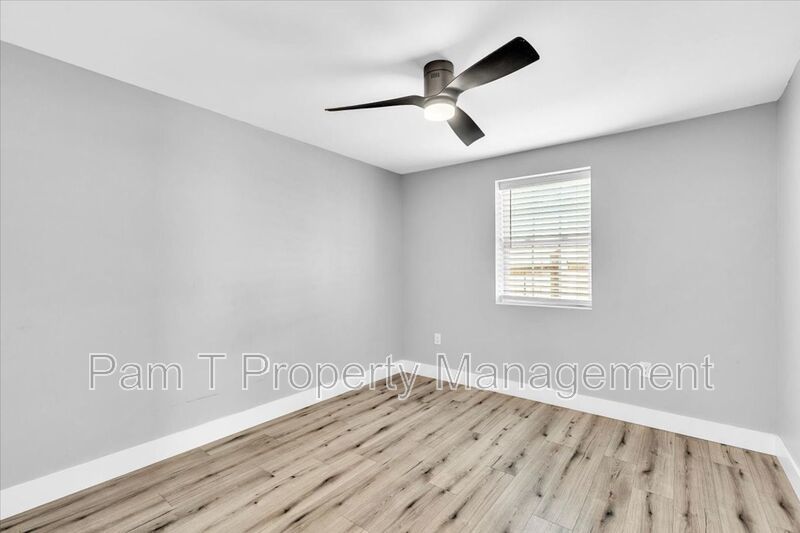 3 bedroom home with mother-in-law apartment in back property image