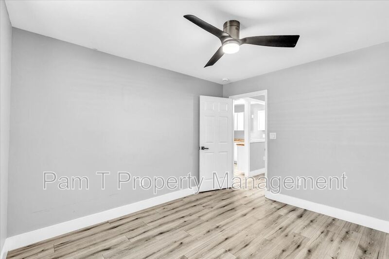 3 bedroom home with mother-in-law apartment in back property image