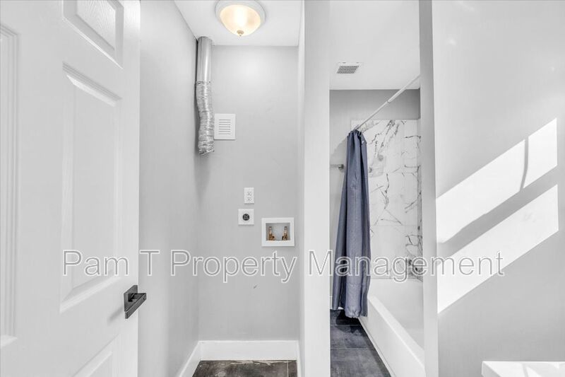 3 bedroom home with mother-in-law apartment in back property image