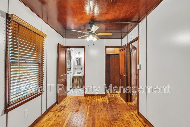 1 bedroom off of Ferguson property image