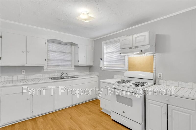 Bright & Freshly Updated 2-Bedroom Upstairs Unit property image