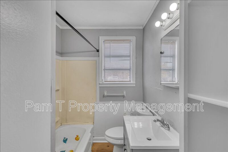Bright & Freshly Updated 2-Bedroom Upstairs Unit property image