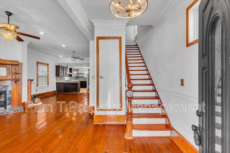 Beautiful 4 bedroom home downtown property image