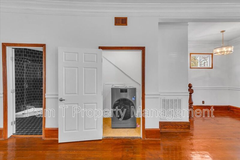 Beautiful 4 bedroom home downtown property image