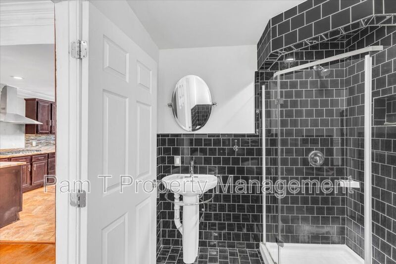 Beautiful 4 bedroom home downtown property image