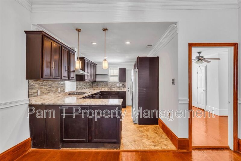 Beautiful 4 bedroom home downtown property image