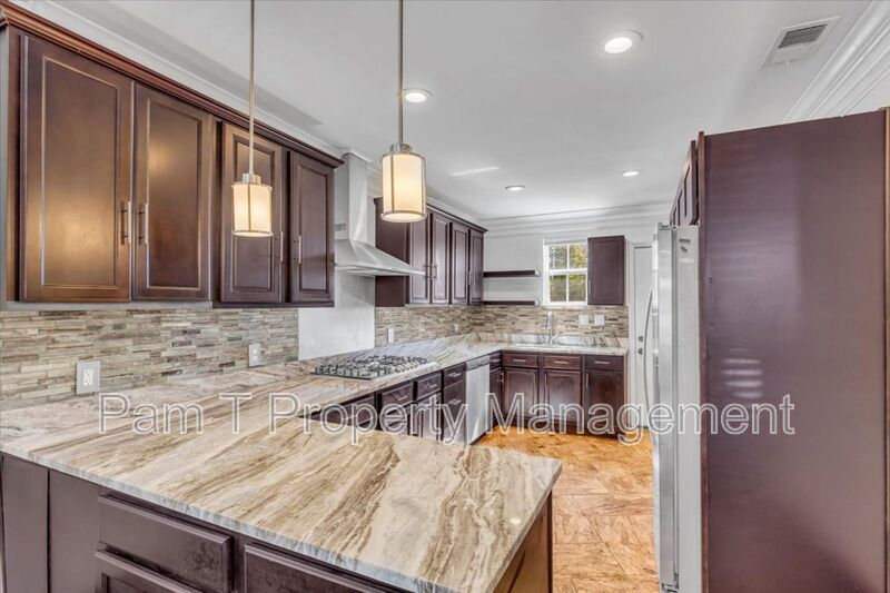 Beautiful 4 bedroom home downtown property image