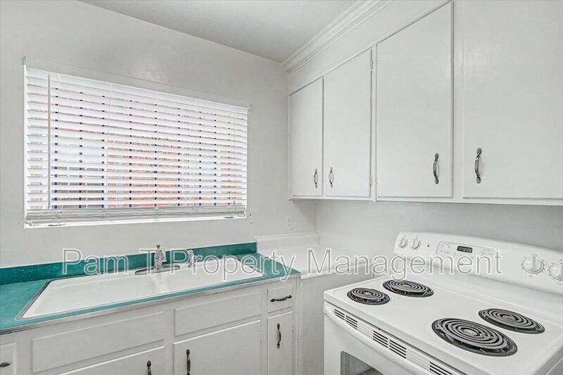 One bedroom by Daffin Park property image