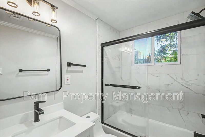 3 bedroom Single Family Home property image