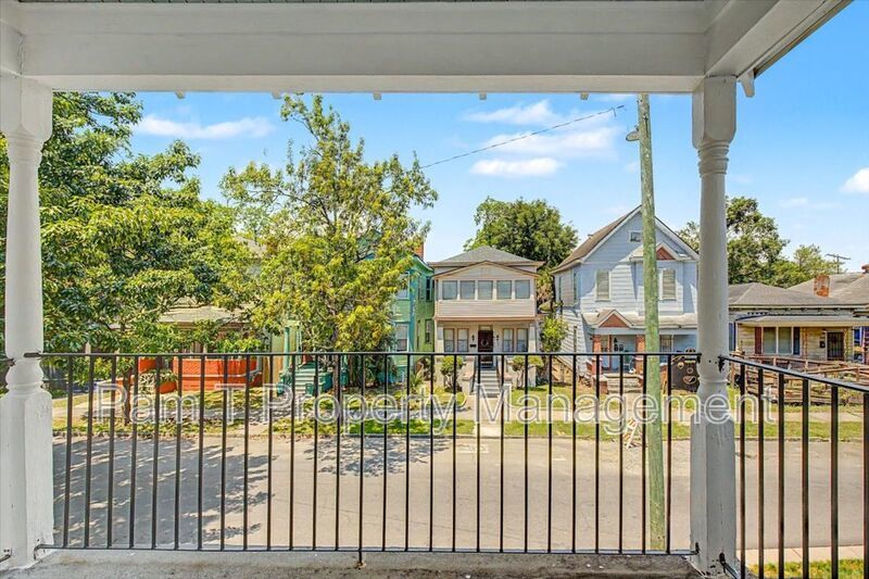 3 bedroom convenient to downtown property image