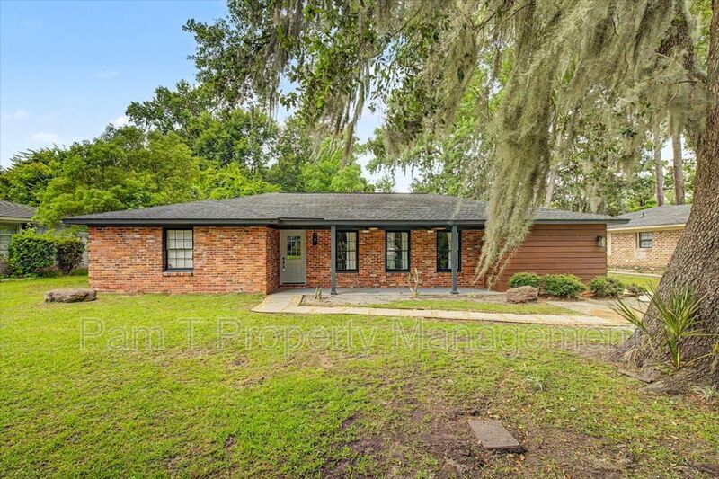 4 bedroom house in Hesse school district property image