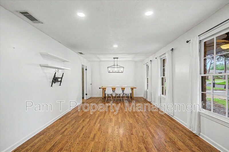 4 bedroom house in Hesse school district property image