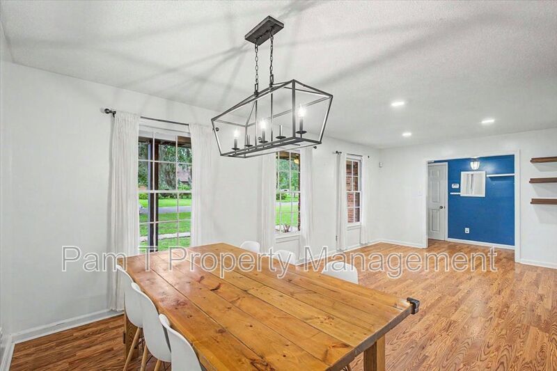 4 bedroom house in Hesse school district property image