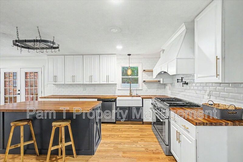4 bedroom house in Hesse school district property image