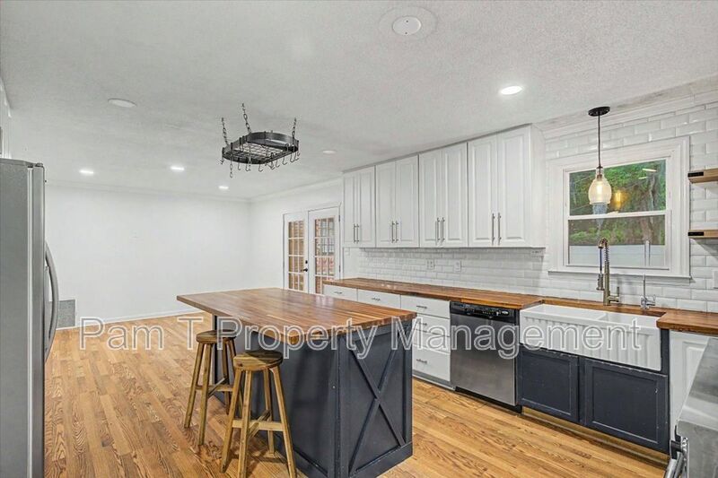 4 bedroom house in Hesse school district property image
