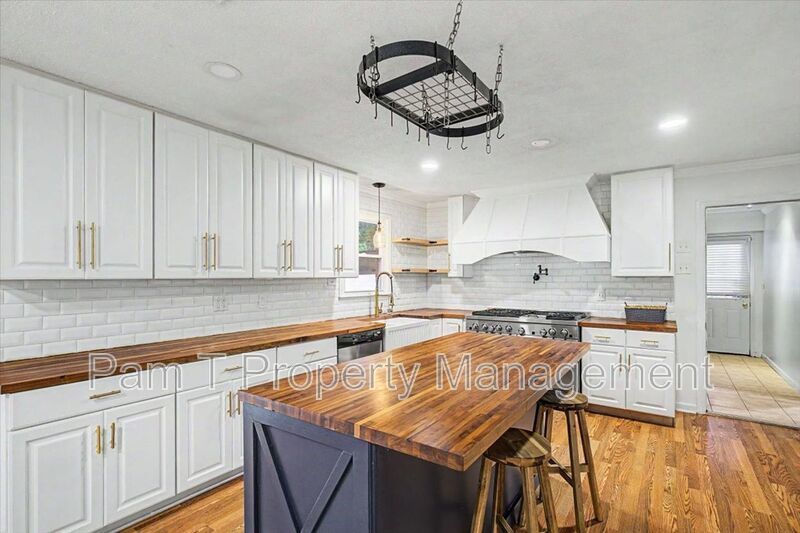 4 bedroom house in Hesse school district property image