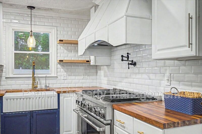 4 bedroom house in Hesse school district property image