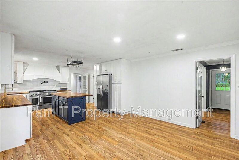 4 bedroom house in Hesse school district property image
