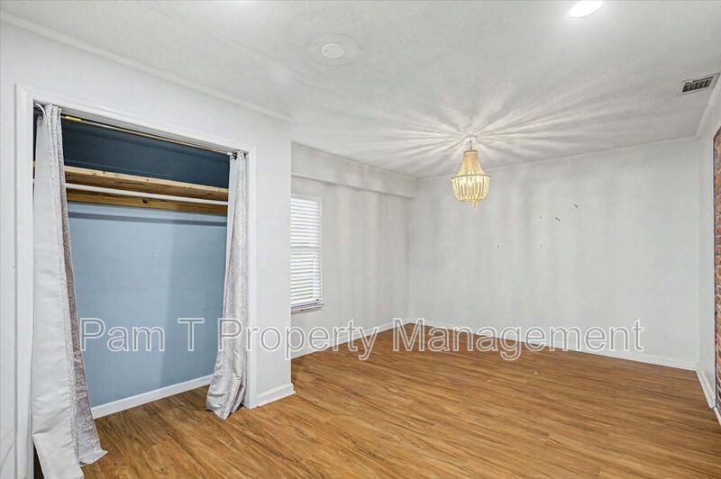 4 bedroom house in Hesse school district property image
