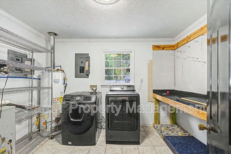 4 bedroom house in Hesse school district property image