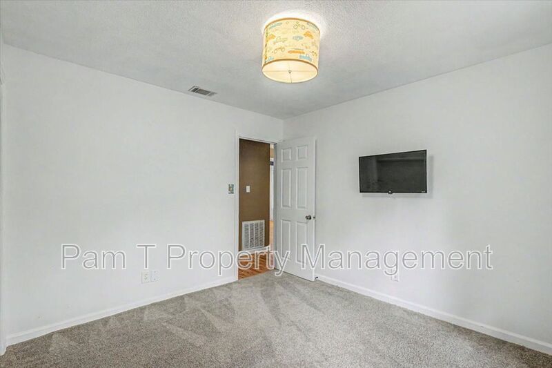 4 bedroom house in Hesse school district property image