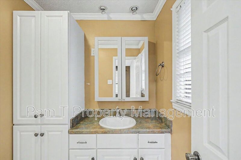 4 bedroom house in Hesse school district property image