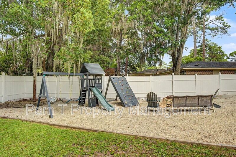 4 bedroom house in Hesse school district property image