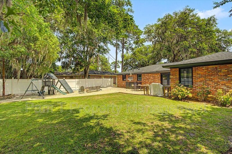 4 bedroom house in Hesse school district property image