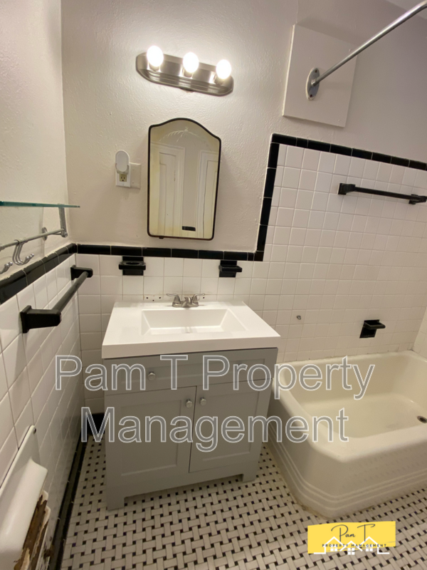 Beautiful one bedroom across from beautiful Daffin Park property image