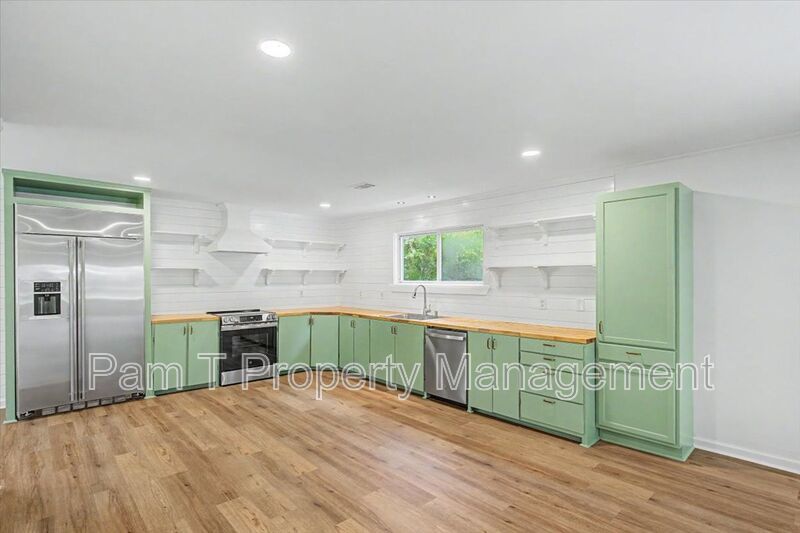 Beautiful 3 Bed 2 Bath on Isle of Hope property image