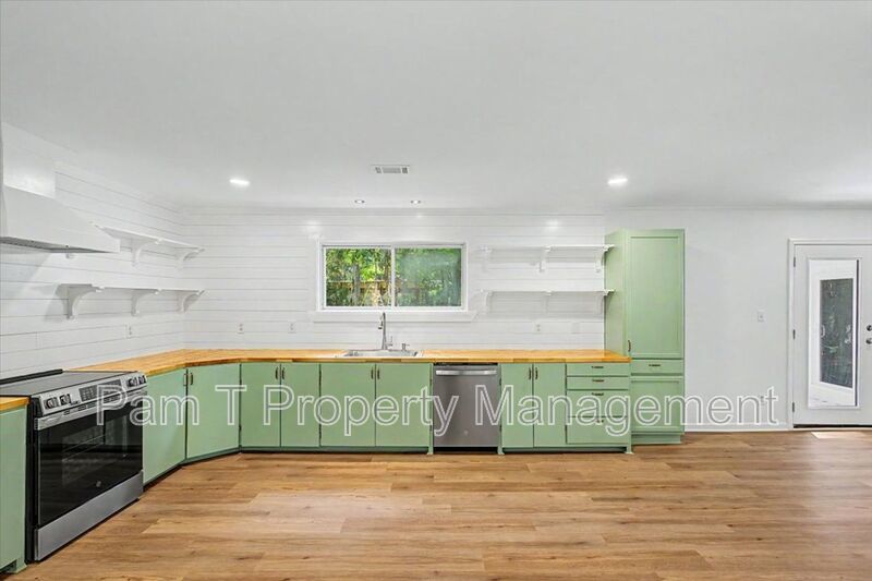 Beautiful 3 Bed 2 Bath on Isle of Hope property image