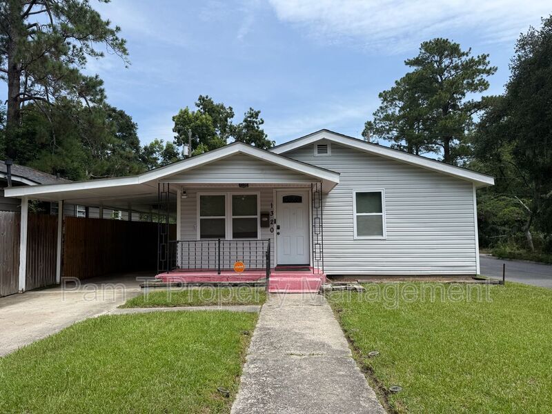 Nice midtown 3 bedroom home on corner lot property image