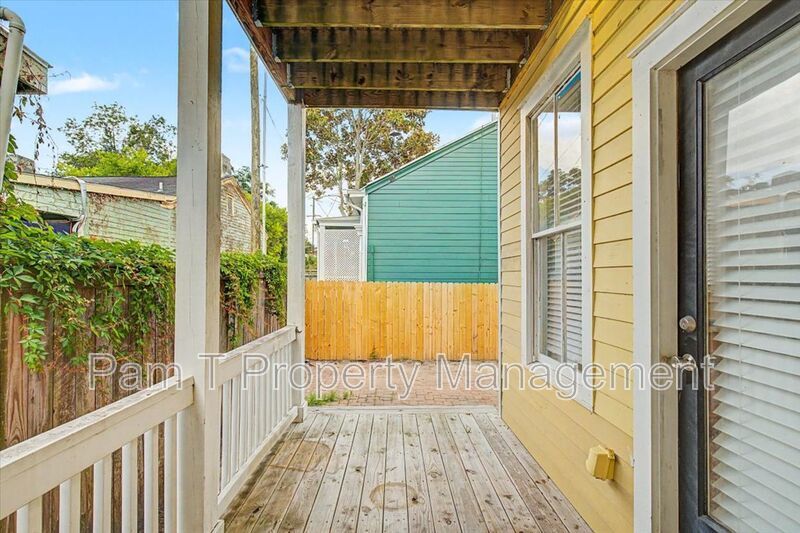 downtown 1 bedroom minutes to SCAD property image
