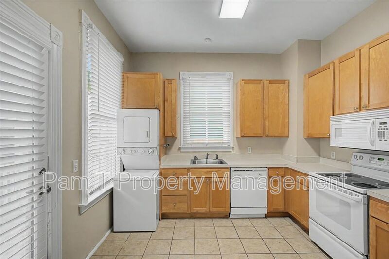 downtown 1 bedroom minutes to SCAD property image